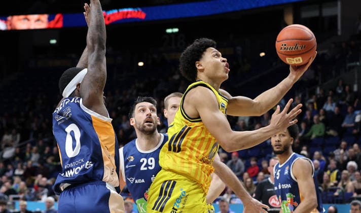 TJ Crockett, Owen Klassen, Jack Kayil am Ball Zweikampf Spielszene Aktion Basketball BBL Bundesliga Herren 25. Spieltag Saison 2025 2026 20.03.2026 ALBA Berlin vs Rostock Seawolves