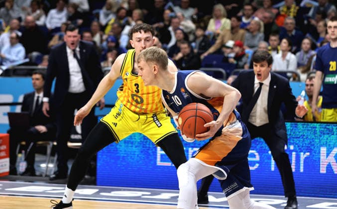 Alex O Connell, Lukasz Kolenda am Ball, dahinter Co Trainer Sebastian Trzcionka, Trainer Pedro Calles Basketball BBL Bundesliga Herren 25. Spieltag Saison 2025 2026 20.03.2026 ALBA Berlin vs Rostock Seawolves