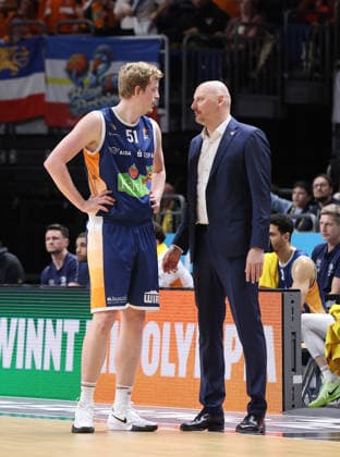 Trainer Przemyslw Frasunkiewicz redet mit Bent Leuchten Basketball BBL Bundesliga Herren 25. Spieltag Saison 2025 2026 20.03.2026 ALBA Berlin vs Rostock Seawolves