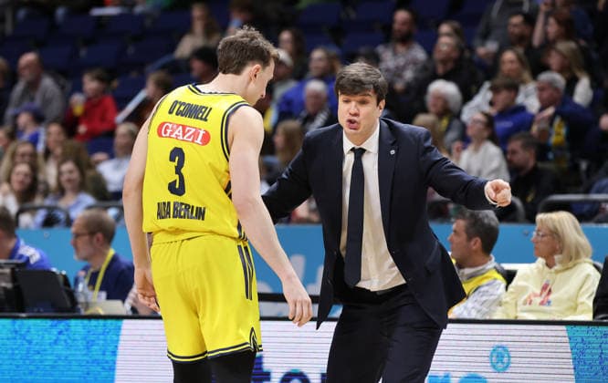 Alex O Connell, Trainer Pedro Calles gibt Anweisungen Aktion Oberkörper Basketball BBL Bundesliga Herren 25. Spieltag Saison 2025 2026 20.03.2026 ALBA Berlin vs Rostock Seawolves
