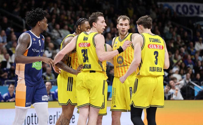 li. Kassim Nicholson, Alba Spieler beraten sich, J Wan Roberts, Justin Bean, Malte Delow, Alex O Connell Aktion Oberkörper Basketball BBL Bundesliga Herren 25. Spieltag Saison 2025 2026 20.03.2026 ALBA Berlin vs Rostock Seawolves