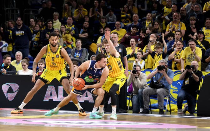 Norris Agbakoko, Elia Baggette am Ball, Bennet Hundt, re. Fotografen am Spielfeldrand Zweikampf Spielszene Aktion Basketball BBL Bundesliga Herren 25. Spieltag Saison 2025 2026 20.03.2026 ALBA Berlin vs Rostock Seawolves