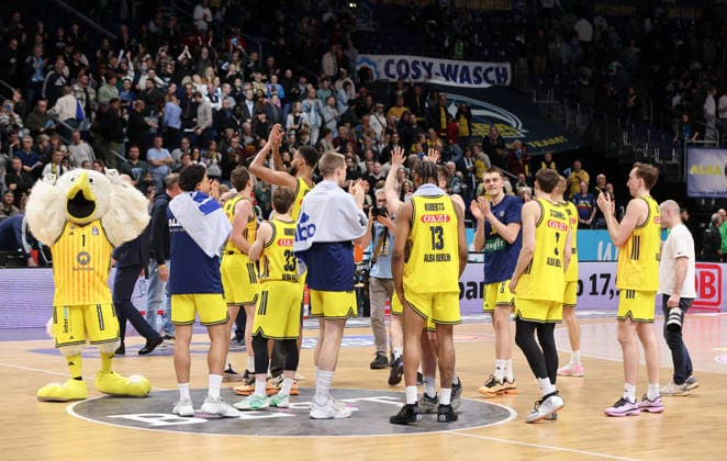 Alba Mannschaft jubelt Spielende Freude Emotion Jubel Basketball BBL Bundesliga Herren 25. Spieltag Saison 2025 2026 20.03.2026 ALBA Berlin vs Rostock Seawolves