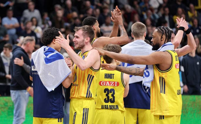 Jack Kayil, Malte Delow, Bennet Hundt, J Wan Roberts, Alba Mannschaft jubelt Spielende Freude Emotion Jubel Basketball BBL Bundesliga Herren 25. Spieltag Saison 2025 2026 20.03.2026 ALBA Berlin vs Rostock Seawolves