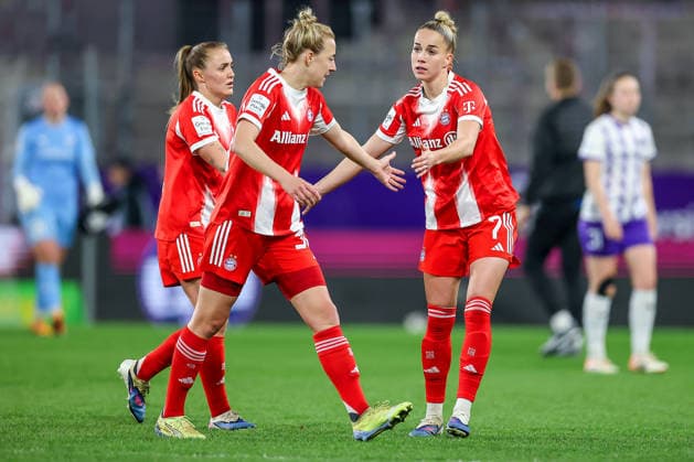 20.03.2026, Fußball, 1. Frauen Bundesliga, SGS Essen - FC Bayern München, Stadion Hafenstraße, Google Pixel Frauenbundesliga, 21. Spieltag, Saison 2025 2026: Giulia Gwinn (FC Bayern Muenchen 07) klatscht sich mit Georgia Stanway (FC Bayern Muenchen 31) Carolin Simon (FC Bayern Muenchen 30) ab DFB regulations prohibit any use of photographs as image sequences and or quasi-video. Nordrhein-Westfalen Deutschland