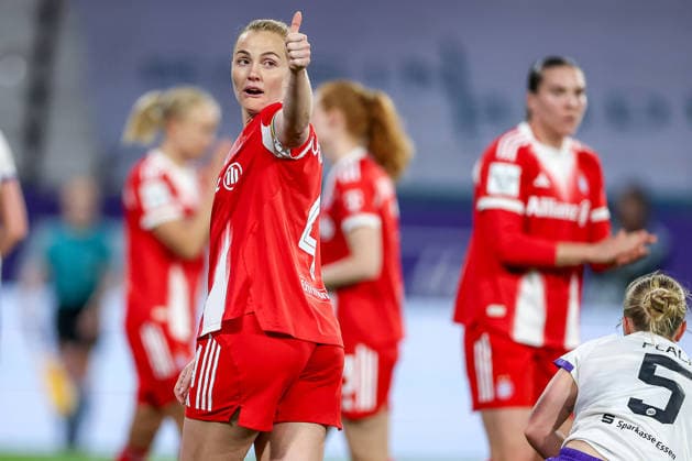 20.03.2026, Fußball, 1. Frauen Bundesliga, SGS Essen - FC Bayern München, Stadion Hafenstraße, Google Pixel Frauenbundesliga, 21. Spieltag, Saison 2025 2026: Glodis Viggosdottir (FC Bayern Muenchen 04) positiv Daumen nach Oben gestikulierend auf dem Spielfeld DFB regulations prohibit any use of photographs as image sequences and or quasi-video. Nordrhein-Westfalen Deutschland