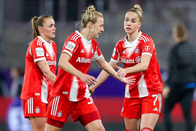 20.03.2026, Fußball, 1. Frauen Bundesliga, SGS Essen - FC Bayern München, Stadion Hafenstraße, Google Pixel Frauenbundesliga, 21. Spieltag, Saison 2025 2026: Giulia Gwinn (FC Bayern Muenchen 07) klatscht sich mit Georgia Stanway (FC Bayern Muenchen 31) Carolin Simon (FC Bayern Muenchen 30) ab DFB regulations prohibit any use of photographs as image sequences and or quasi-video. Nordrhein-Westfalen Deutschland