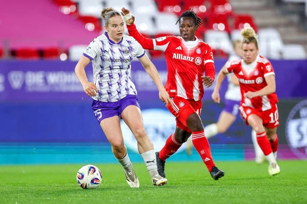 20.03.2026, Fußball, 1. Frauen Bundesliga, SGS Essen - FC Bayern München, Stadion Hafenstraße, Google Pixel Frauenbundesliga, 21. Spieltag, Saison 2025 2026: Paulina Platner (SGS Essen 25) im Zweikampf gegen Bernadette Amani (FC Bayern Muenchen 15) DFB regulations prohibit any use of photographs as image sequences and or quasi-video. Nordrhein-Westfalen Deutschland