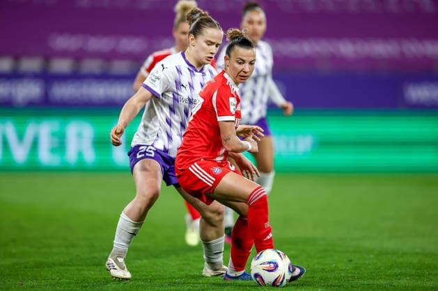 20.03.2026, Fußball, 1. Frauen Bundesliga, SGS Essen - FC Bayern München, Stadion Hafenstraße, Google Pixel Frauenbundesliga, 21. Spieltag, Saison 2025 2026: Paulina Platner (SGS Essen 25) im Zweikampf gegen Arianna Caruso (FC Bayern Muenchen 27) DFB regulations prohibit any use of photographs as image sequences and or quasi-video. Nordrhein-Westfalen Deutschland