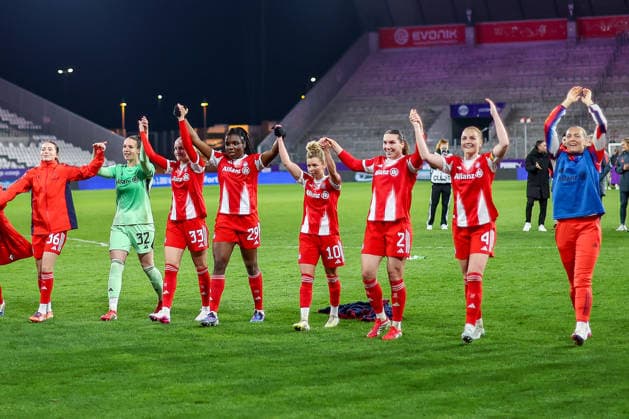 20.03.2026, Fußball, 1. Frauen Bundesliga, SGS Essen - FC Bayern München, Stadion Hafenstraße, Google Pixel Frauenbundesliga, 21. Spieltag, Saison 2025 2026: Abschlussjubel nach dem 5:0 Sieg der Bayern. Laila Portella (FC Bayern Muenchen 36) Ena Mahmutovic (FC Bayern Muenchen 32) Luzie Zähringer (FC Bayern Muenchen 33) Edna Imade (FC Bayern Muenchen 29) Linda Dallmann (FC Bayern Muenchen 10) Vanessa Gilles (FC Bayern Muenchen 02) Glodis Viggosdottir (FC Bayern Muenchen 04) DFB regulations prohibit any use of photographs as image sequences and or quasi-video. Nordrhein-Westfalen Deutschland