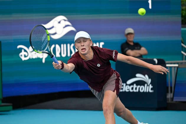 March 20, 2026, Miami Gardens, Florida, USA: Ethan Quinn (USA) plays in the 2nd round menÃ¢â‚¬â ¢s singles match at the Miami Open on March 20, 2026, at Hard Rock Stadium in Miami Gardens, Florida. 2026 Miami Open, Miami Gardens, USA - 30 Mar 2026  - ZUMAsd3_ 20260320_znp_sd3_095 Copyright: xMichelexEvexSandbergx