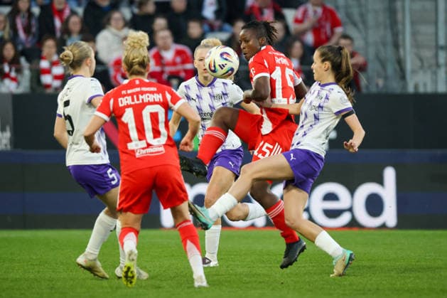 Essen, Deutschland: 20. März 2026 - 1. Frauenbundesliga - 21. Spieltag - SGS Essen vs. FC Bayern München Frauen Im Bild: v.li. die Dritte Bernadette Amani (FCB) und Shari van Belle (SGS) Copyright: HMBxMedia MadeleinexFantini