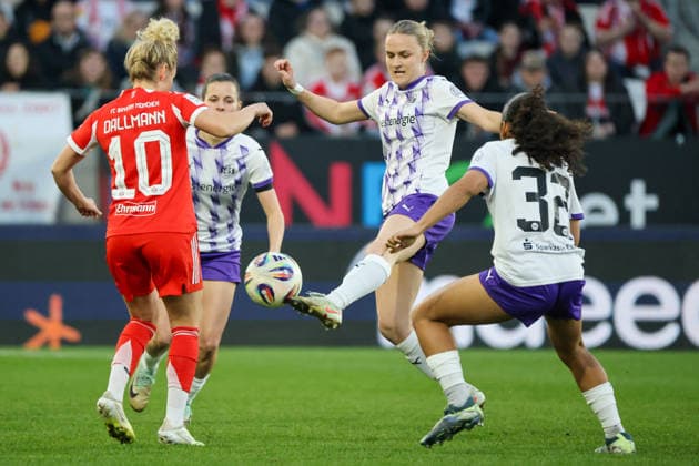 Essen, Deutschland: 20. März 2026 - 1. Frauenbundesliga - 21. Spieltag - SGS Essen vs. FC Bayern München Frauen Im Bild: v.li. im Zweikampf Linda Dallmann (FCB), Paula Flach (SGS) und Ella Touon (SGS) Copyright: HMBxMedia MadeleinexFantini