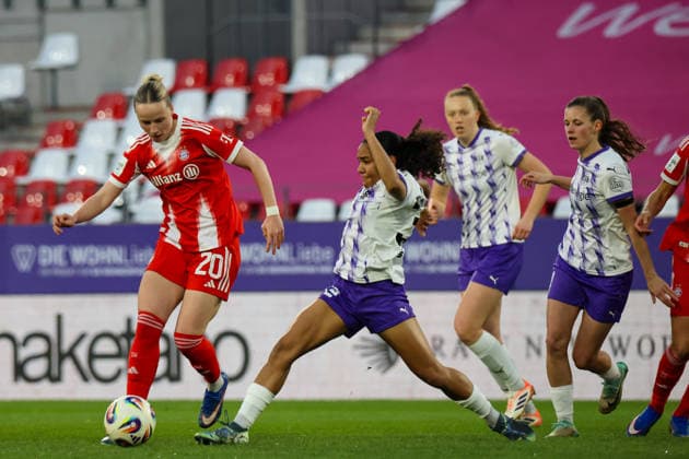 Essen, Deutschland: 20. März 2026 - 1. Frauenbundesliga - 21. Spieltag - SGS Essen vs. FC Bayern München Frauen Im Bild: v.li. im Zweikampf Franziska Kett (FCB) und Ella Touon (SGS) Copyright: HMBxMedia MadeleinexFantini
