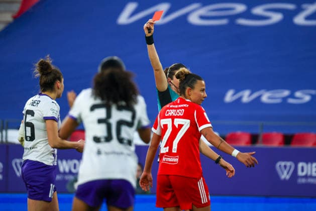 Essen, Deutschland: 20. März 2026 - 1. Frauenbundesliga - 21. Spieltag - SGS Essen vs. FC Bayern München Frauen Im Bild: Jacqueline Meißner Meissner (SGS), nicht im Bild, sieht die rote Karte und erhält den Platzverweis Copyright: HMBxMedia MadeleinexFantini