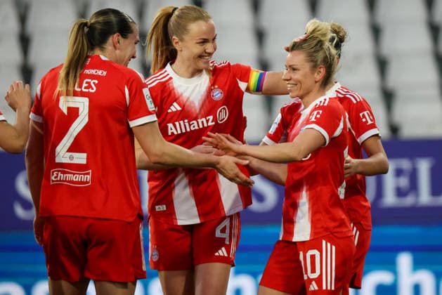 Essen, Deutschland: 20. März 2026 - 1. Frauenbundesliga - 21. Spieltag - SGS Essen vs. FC Bayern München Frauen Im Bild: v.li. die Dritte Torschützin Linda Dallmann (FCB) macht das Tor zum 2:0 für Bayern München und jubelt mit Vanessa Gilles (FCB) und Glodis Perla Viggosdottir (FCB) Copyright: HMBxMedia MadeleinexFantini
