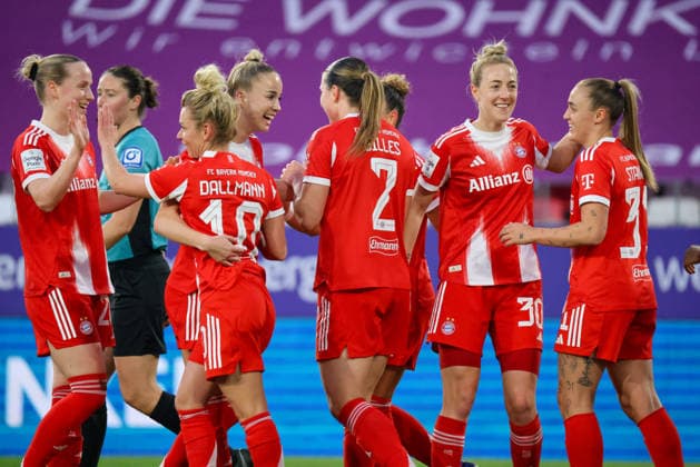 Essen, Deutschland: 20. März 2026 - 1. Frauenbundesliga - 21. Spieltag - SGS Essen vs. FC Bayern München Frauen Im Bild: v.li. die Zweite Torschützin Linda Dallmann (FCB) macht das Tor zum 2:0 für Bayern München und jubelt mit ihren Mannschaftskolleginnen Copyright: HMBxMedia MadeleinexFantini