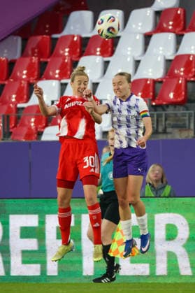 Essen, Deutschland: 20. März 2026 - 1. Frauenbundesliga - 21. Spieltag - SGS Essen vs. FC Bayern München Frauen Im Bild: v.li. Carolin Simon (FCB) und Beke Sterner (SGS) im Kopfballduell Copyright: HMBxMedia MadeleinexFantini