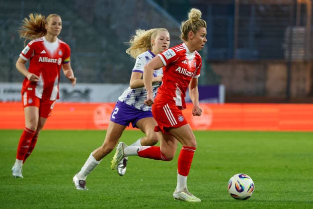 Essen, Deutschland: 20. März 2026 - 1. Frauenbundesliga - 21. Spieltag - SGS Essen vs. FC Bayern München Frauen Im Bild: v.li. Julie Terlinden (SGS) und Linda Dallmann (FCB) im Laufduell Copyright: HMBxMedia MadeleinexFantini