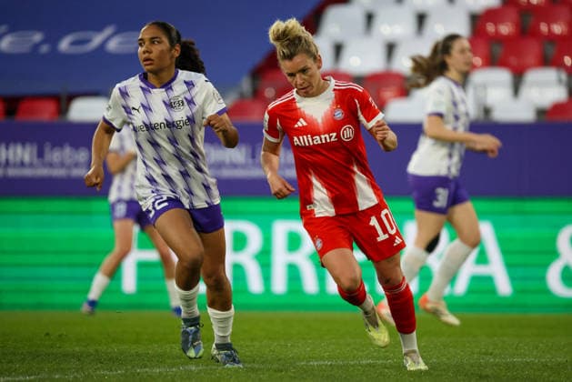 Essen, Deutschland: 20. März 2026 - 1. Frauenbundesliga - 21. Spieltag - SGS Essen vs. FC Bayern München Frauen Im Bild: v.li. Ella Touon (SGS) und Linda Dallmann (FCB) Copyright: HMBxMedia MadeleinexFantini