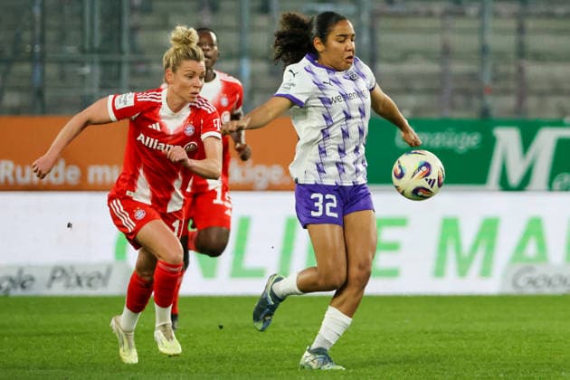 Essen, Deutschland: 20. März 2026 - 1. Frauenbundesliga - 21. Spieltag - SGS Essen vs. FC Bayern München Frauen Im Bild: v.li. im Zweikampf Linda Dallmann (FCB) und Ella Touon (SGS) Copyright: HMBxMedia MadeleinexFantini