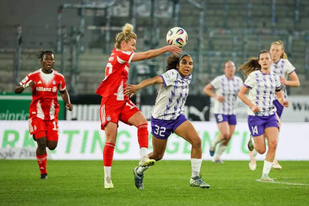 Essen, Deutschland: 20. März 2026 - 1. Frauenbundesliga - 21. Spieltag - SGS Essen vs. FC Bayern München Frauen Im Bild: v.li. im Zweikampf Linda Dallmann (FCB) und Ella Touon (SGS) Copyright: HMBxMedia MadeleinexFantini