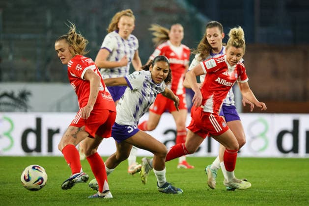 Essen, Deutschland: 20. März 2026 - 1. Frauenbundesliga - 21. Spieltag - SGS Essen vs. FC Bayern München Frauen Im Bild: v.li. im Zweikampf Georgia Stanway (FCB), Ella Touon (SGS) und Linda Dallmann (FCB) Copyright: HMBxMedia MadeleinexFantini