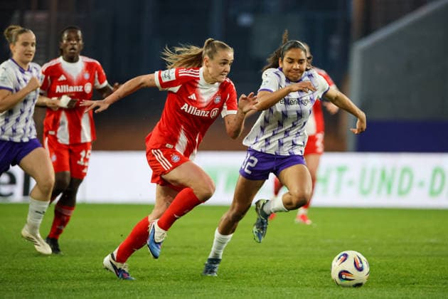 Essen, Deutschland: 20. März 2026 - 1. Frauenbundesliga - 21. Spieltag - SGS Essen vs. FC Bayern München Frauen Im Bild: v.li. im Zweikampf Georgia Stanway (FCB) und Ella Touon (SGS) Copyright: HMBxMedia MadeleinexFantini