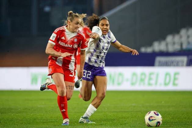 Essen, Deutschland: 20. März 2026 - 1. Frauenbundesliga - 21. Spieltag - SGS Essen vs. FC Bayern München Frauen Im Bild: v.li. im Zweikampf Georgia Stanway (FCB) und Ella Touon (SGS) Copyright: HMBxMedia MadeleinexFantini