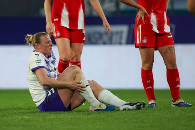 Essen, Deutschland: 20. März 2026 - 1. Frauenbundesliga - 21. Spieltag - SGS Essen vs. FC Bayern München Frauen Im Bild: Ramona Meier (SGS) verletzt auf dem Spielfeld Copyright: HMBxMedia MadeleinexFantini