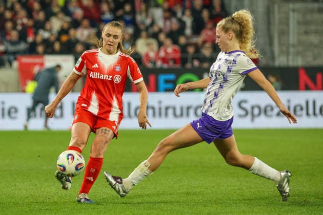 Essen, Deutschland: 20. März 2026 - 1. Frauenbundesliga - 21. Spieltag - SGS Essen vs. FC Bayern München Frauen Im Bild: v.li. im Zweikampf Georgia Stanway (FCB) und Julie Terlinden (SGS) Copyright: HMBxMedia MadeleinexFantini