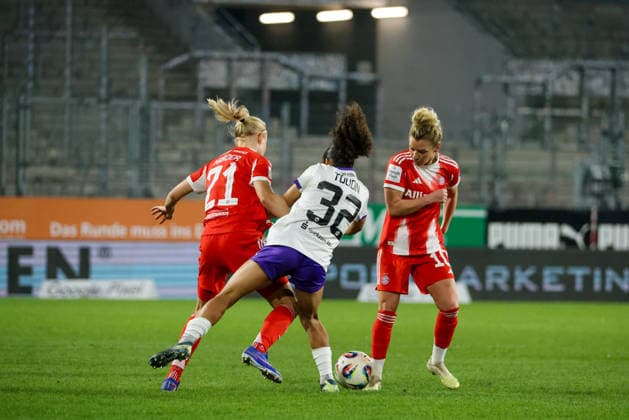 Essen, Deutschland: 20. März 2026 - 1. Frauenbundesliga - 21. Spieltag - SGS Essen vs. FC Bayern München Frauen Im Bild: v.li. im Zweikampf Pernille Harder (FCB), Ella Touon (SGS) und Linda Dallmann (FCB) Copyright: HMBxMedia MadeleinexFantini