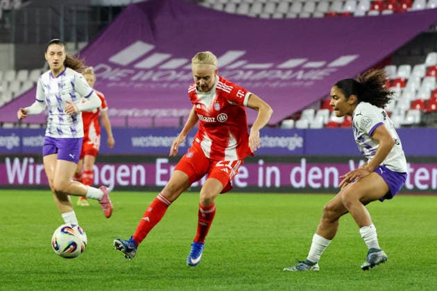 Essen, Deutschland: 20. März 2026 - 1. Frauenbundesliga - 21. Spieltag - SGS Essen vs. FC Bayern München Frauen Im Bild: v.li. Pernille Harder (FCB) und Ella Touon (SGS) Copyright: HMBxMedia MadeleinexFantini