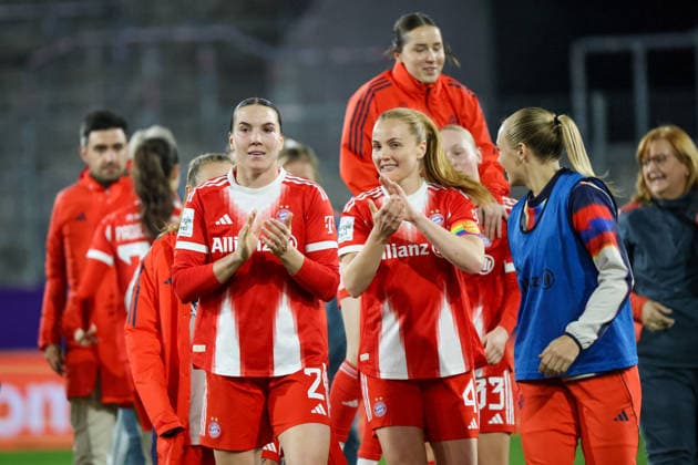 Essen, Deutschland: 20. März 2026 - 1. Frauenbundesliga - 21. Spieltag - SGS Essen vs. FC Bayern München Frauen Im Bild: v.li. Vanessa Gilles (FCB), Glodis Perla Viggosdottir (FCB), Magdalena Eriksson (FCB) und ihre Mannschaftskolleginnen beim Abschlussjubel nach dem Sieg in Essen Copyright: HMBxMedia MadeleinexFantini