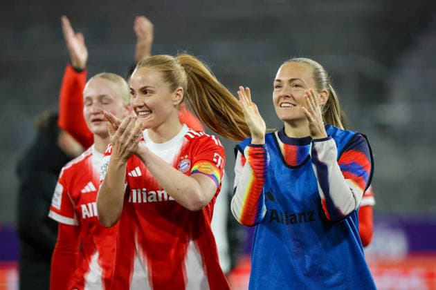 Essen, Deutschland: 20. März 2026 - 1. Frauenbundesliga - 21. Spieltag - SGS Essen vs. FC Bayern München Frauen Im Bild: v.li. Glodis Perla Viggosdottir (FCB), Magdalena Eriksson (FCB) und ihre Mannschaftskolleginnen beim Abschlussjubel nach dem Sieg in Essen Copyright: HMBxMedia MadeleinexFantini