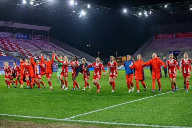 Essen, Deutschland: 20. März 2026 - 1. Frauenbundesliga - 21. Spieltag - SGS Essen vs. FC Bayern München Frauen Im Bild: Die Spielerinnen vom FC Bayern München beim Abschlussjubel nach dem Sieg gegen Essen Copyright: HMBxMedia MadeleinexFantini