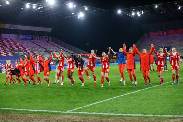 Essen, Deutschland: 20. März 2026 - 1. Frauenbundesliga - 21. Spieltag - SGS Essen vs. FC Bayern München Frauen Im Bild: Die Spielerinnen vom FC Bayern München beim Abschlussjubel nach dem Sieg gegen Essen Copyright: HMBxMedia MadeleinexFantini