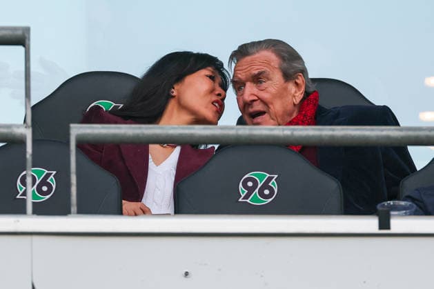2. Bundesliga - Hannover 96 - Eintracht Braunschweig am 20.03.2026 in der Heinz von Heiden Arena in Hannover Ex Bundeskanzler Gerhard Schröder Schroeder mit Ehefrau So-yeon Schröder-Kim im Stadion