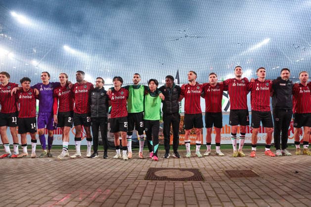 2. Bundesliga - Hannover 96 - Eintracht Braunschweig am 20.03.2026 in der Heinz von Heiden Arena in Hannover Jubel und Freude über den Derbysieg bei der Mannschaft von Hannover 96 - Derbysieger , hier mit Benedikt Pichler (Hannover) , Husseyn Chakroun (Hannover) , Torwart Nahuel Nicolas Noll (Hannover) , Stefan Teitur Thordarson (Hannover) , Hayate Matsuda (Hannover) , Presseausweis
