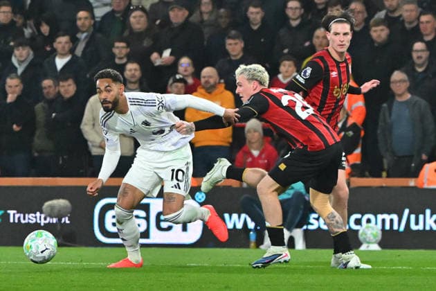 Bournemouth v Manchester United, ManU Premier League Penalty - Matheus Cunha (10) of Manchester United goes down in the box after a shirt pull by Alex Jimenez (20) of AFC Bournemouth during the Premier League match between Bournemouth and Manchester United at the Vitality Stadium, Bournemouth, UK on 20 March 2026. Bournemouth Vitality Stadium Dorset UK Editorial use only DataCo restrictions apply See www.football-dataco.com , Copyright: xGrahamxHuntx PSI-23946-0300