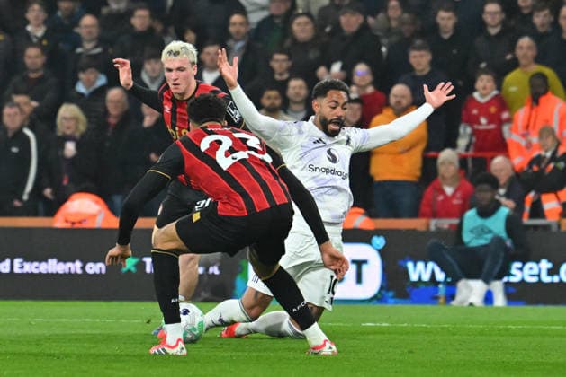 Bournemouth v Manchester United, ManU Premier League Penalty - Matheus Cunha (10) of Manchester United goes down in the box after a shirt pull by Alex Jimenez (20) of AFC Bournemouth during the Premier League match between Bournemouth and Manchester United at the Vitality Stadium, Bournemouth, UK on 20 March 2026. Bournemouth Vitality Stadium Dorset UK Editorial use only DataCo restrictions apply See www.football-dataco.com , Copyright: xGrahamxHuntx PSI-23946-0302