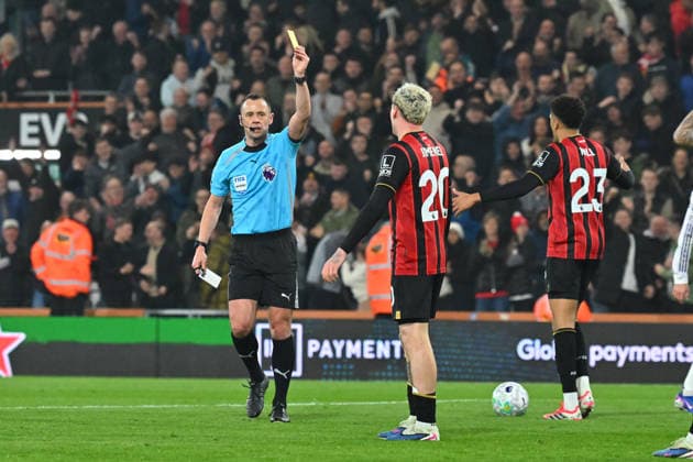 Bournemouth v Manchester United, ManU Premier League Alex Jimenez (20) of AFC Bournemouth is shown a yellow card, booked by referee Stuart Attwell after bringing down Matheus Cunha (10) of Manchester United and conceding a penalty during the Premier League match between Bournemouth and Manchester United at the Vitality Stadium, Bournemouth, UK on 20 March 2026. Bournemouth Vitality Stadium Dorset UK Editorial use only DataCo restrictions apply See www.football-dataco.com , Copyright: xGrahamxHuntx PSI-23946-0305
