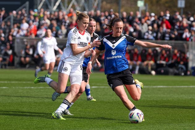 FRANKFURT AM MAIN, DEUTSCHLAND 21. MÄRZ 2026: Eintracht Frankfurt Frauen gegen HSV Frauen, 1. Frauen-Bundesliga, Stadion am Brentanobad. v.l., Laura Freigang (Eintracht Frankfurt), Victoria Schulz (Hamburger SV) zweikampf, action, aktion, battles for the Ball Copyright: JoaquimxFerreira