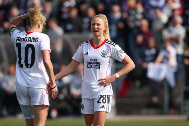 FRANKFURT AM MAIN, DEUTSCHLAND 21. MÄRZ 2026: Eintracht Frankfurt Frauen gegen HSV Frauen, 1. Frauen-Bundesliga, Stadion am Brentanobad. v.l., Laura Freigang (Eintracht Frankfurt), Rebecka Blomqvist (Eintracht Frankfurt) Aktion gegen Rassismus Trikot Wir sind Frankfurt ALLE auf Schwedisch Copyright: JoaquimxFerreira