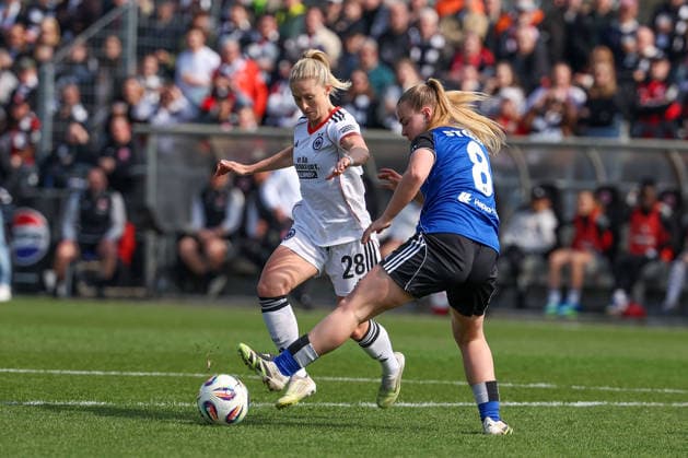 FRANKFURT AM MAIN, DEUTSCHLAND 21. MÄRZ 2026: Eintracht Frankfurt Frauen gegen HSV Frauen, 1. Frauen-Bundesliga, Stadion am Brentanobad. v.l., Rebecka Blomqvist (Eintracht Frankfurt), Svea Stoldt (Hamburger SV), zweikampf, action, aktion, battles for the Ball Copyright: JoaquimxFerreira