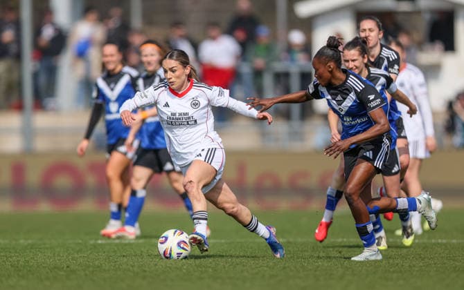 GER, Frankfurt, Eintracht Frankfurt vs Hamburger SV, Google Pixel Bundesliga, Fussball, DFB, Spielzeit 2025 2026, Stadion am Brentanobad, 21. Spieltag im Bild v.l.: Ereleta Memeti (Eintracht Frankfurt Frauen 27), Magou Doucoure (HSV) DFB DFL REGULATIONS PROHIBIT ANY USE OF PHOTOGRAPHS AS IMAGE SEQUENCES AND OR QUASI-VIDEO, 21.03.2026 Copyright: HMBxMedia HendrikxHamelau