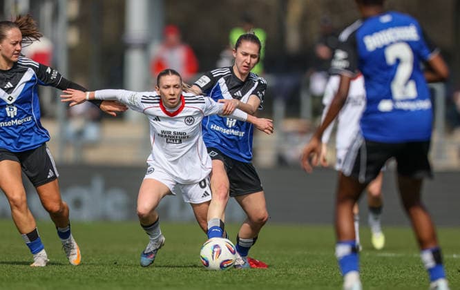 GER, Frankfurt, Eintracht Frankfurt vs Hamburger SV, Google Pixel Bundesliga, Fussball, DFB, Spielzeit 2025 2026, Stadion am Brentanobad, 21. Spieltag im Bild v.l.: Elisa Senß (Eintracht Frankfurt Frauen 6), Pauline Machtens (Hamburger SV Frauen 28) DFB DFL REGULATIONS PROHIBIT ANY USE OF PHOTOGRAPHS AS IMAGE SEQUENCES AND OR QUASI-VIDEO, 21.03.2026 Copyright: HMBxMedia HendrikxHamelau
