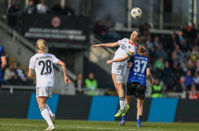 GER, Frankfurt, Eintracht Frankfurt vs Hamburger SV, Google Pixel Bundesliga, Fussball, DFB, Spielzeit 2025 2026, Stadion am Brentanobad, 21. Spieltag im Bild v.l.: Laura Freigang (Eintracht Frankfurt Frauen 10), Paulina Bartz (HSV Frauen) DFB DFL REGULATIONS PROHIBIT ANY USE OF PHOTOGRAPHS AS IMAGE SEQUENCES AND OR QUASI-VIDEO, 21.03.2026 Copyright: HMBxMedia HendrikxHamelau