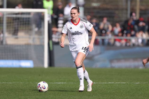 FRANKFURT AM MAIN, DEUTSCHLAND 21. MÄRZ 2026: Eintracht Frankfurt Frauen gegen HSV Frauen, 1. Frauen-Bundesliga, Stadion am Brentanobad. v.l., Martthine Ostenstad (Eintracht Frankfurt) am Ball, Freisteller, Einzelbild, Ganzkoerper, Aktion, Action, Spielszene, controls the ball Copyright: JoaquimxFerreira