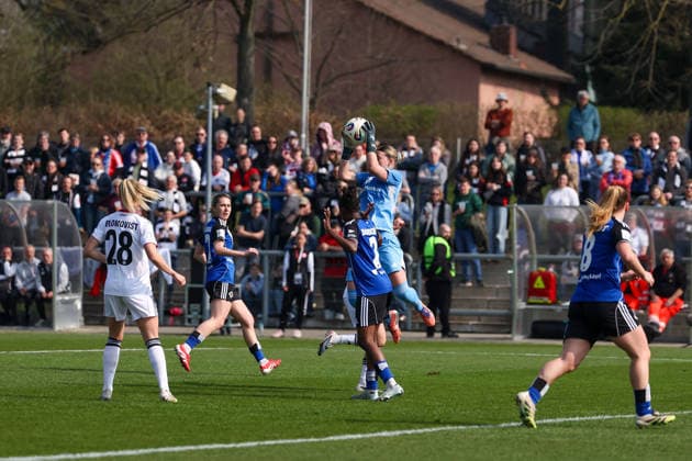 FRANKFURT AM MAIN, DEUTSCHLAND 21. MÄRZ 2026: Eintracht Frankfurt Frauen gegen HSV Frauen, 1. Frauen-Bundesliga, Stadion am Brentanobad. v.l., goalkeeper, Torhueterin Lea Paulick (Hamburger SV) in aktion, in action, Copyright: JoaquimxFerreira
